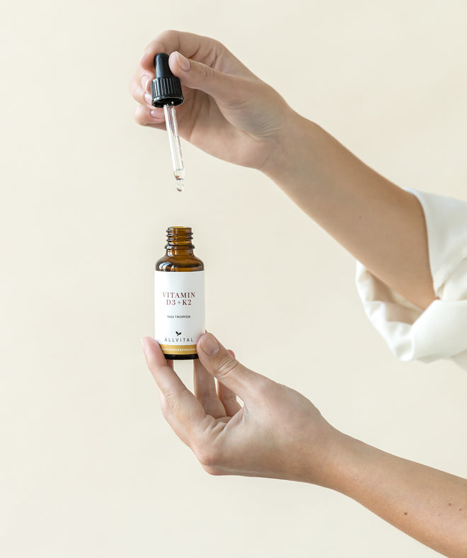 Allvital vitamines D3 et K2 sous forme de gouttes huileuses. Pour des os et des dents sains, renforce le système immunitaire. Allvital vitamines D3 et K2 sous forme de gouttes huileuses. Pour des os et des dents sains, renforce le système immunitaire.