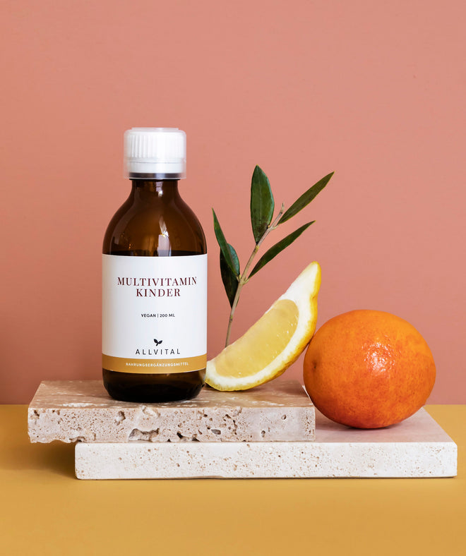 Multivitamines Enfants d'Allvital contient une combinaison soigneusement sélectionnée de vitamine A, de vitamines B, de vitamines C, D et E, de zinc et de fer pour un développement et une croissance sains. Multivitamines Enfants d'Allvital contient une combinaison soigneusement sélectionnée de vitamine A, de vitamines B, de vitamines C, D et E, de zinc et de fer pour un développement et une croissance sains.