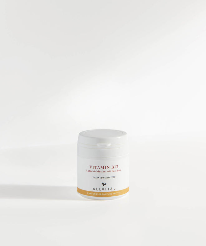 Allvital Vitamine B12. Vitamine B12 hautement dosée avec acide folique et biotine sous forme de comprimés à sucer. Pour un système nerveux et un psychisme sains. Allvital Vitamine B12. Vitamine B12 hautement dosée avec acide folique et biotine sous forme de comprimés à sucer. Pour un système nerveux et un psychisme sains.