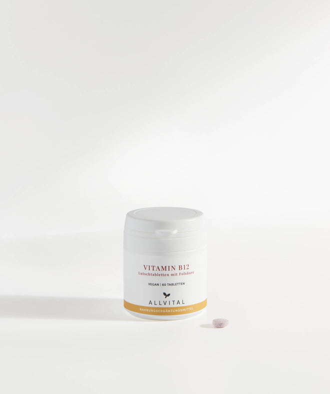 Allvital Vitamine B12. Vitamine B12 hautement dosée avec acide folique et biotine sous forme de comprimés à sucer. Pour un système nerveux et un psychisme sains. Allvital Vitamine B12. Vitamine B12 hautement dosée avec acide folique et biotine sous forme de comprimés à sucer. Pour un système nerveux et un psychisme sains.
